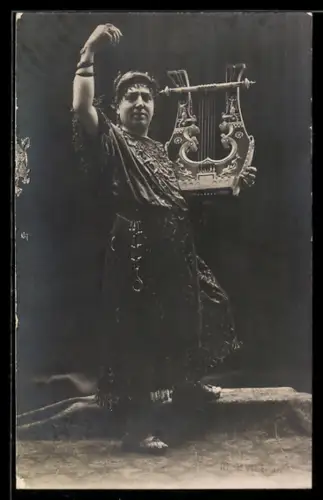 Foto-AK Herr im römischen Kostüm mit einer Leierharfe