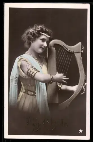 AK Junge Frau mit Kopf- und Armschmuck spielt auf einer Harfe