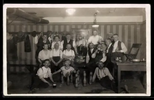 Foto-AK Männergruppe in einem Klubraum mit Kegeln