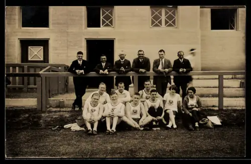 Foto-AK Junge Frauen und Männer in Sportkleidung vor Gebäudefassade, Leichtathletik