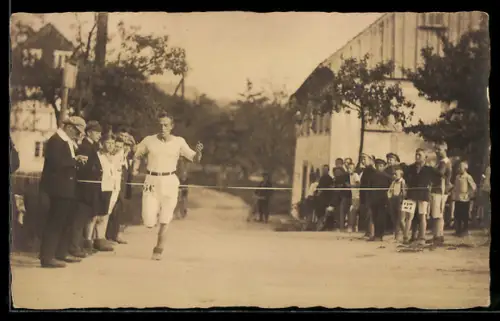 Foto-AK Läufer erreicht die Zielgerade, Leichtathletik