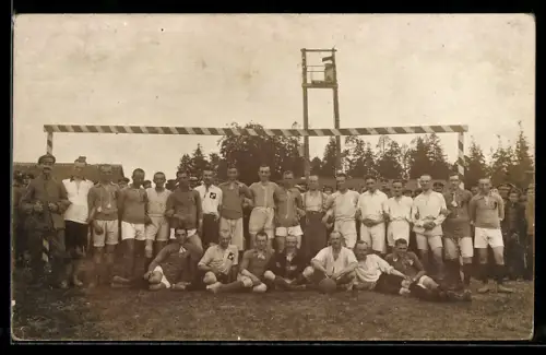 Foto-AK Fussballspieler und Soldaten auf einem Spielfeld