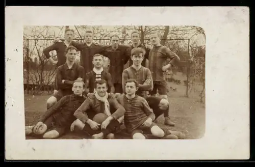 Foto-AK Fussballmannschaft in Trikots auf einem Spielfeld