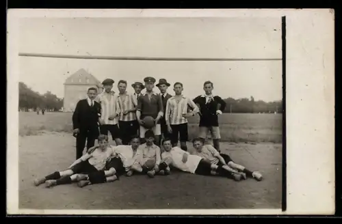Foto-AK Fussballmannschaft mit Spielern und Torwart auf einem Spielfeld