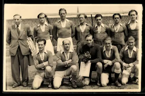 Foto-AK Fussball-Mannschaft mit Ehrenurkunde
