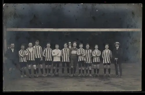 Foto-AK Leverkusen, Fussballmannschaft in Trikots mit Schiedsrichter auf Spielfeld