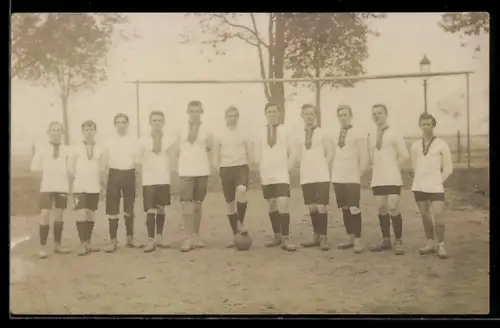 Foto-AK Fussball-Mannschaft in weissen Trikots an einem Spielfeld