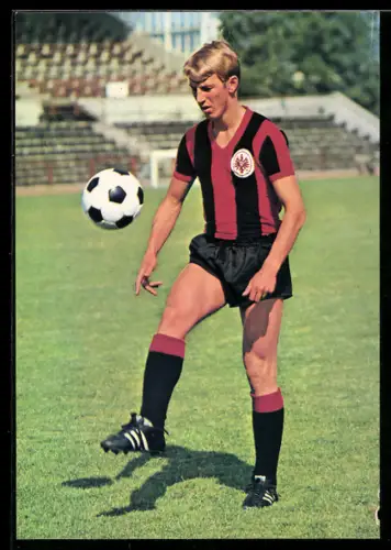 AK Fussballspieler Jürgen Grabowski von Eintracht Frankfurt jongliert einen Ball