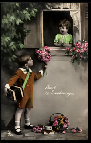 AK Junge mit Akkordeon und Rosenstrauss steht am Fenster von einem Mädchen