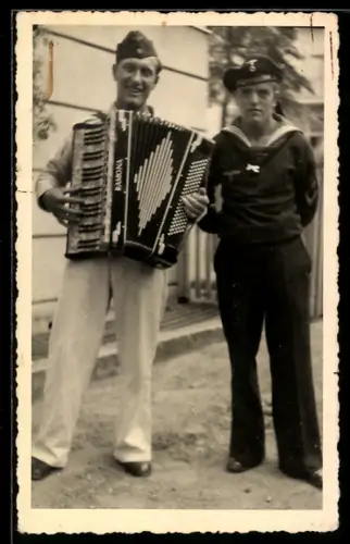 Foto-AK Zwei Männer mit Akkordeon