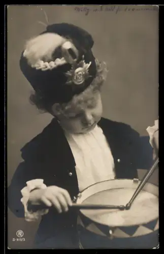 AK Junge mit Trommel und Husarenmütze mit Kolpak