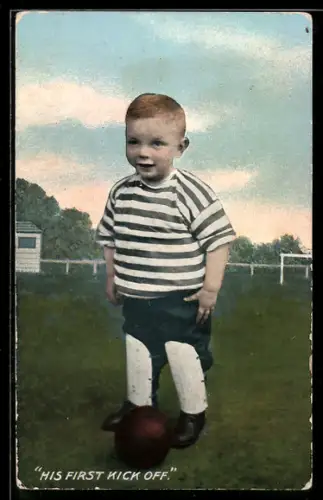 AK Kleiner Junge vor einem Fussball