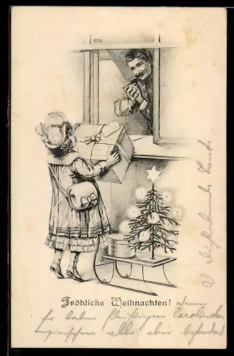 AK Kind steht mit einem Geschenkpaket am Postschalter