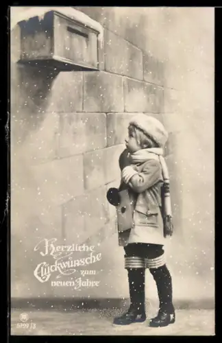 AK Kind in verschneitem Ort steht am Postkasten