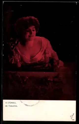 AK Hübsche Frau mit Fernglas in der Oper