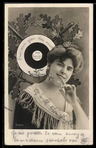 AK Lächelnde Frau vor einer Zielschreibe, Schützenfest