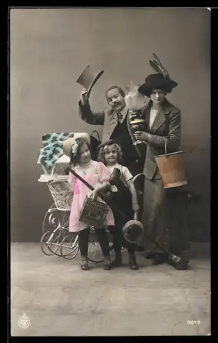 AK Familie mit Kindern und Kinderwagen
