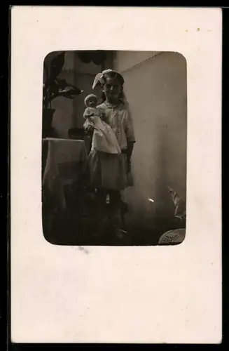 Foto-AK Kleines Mädchen mit Puppe auf dem Arm