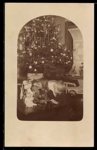 Foto-AK Zwei Kinder mit Puppen vor dem Weihnachtsbaum, 1924