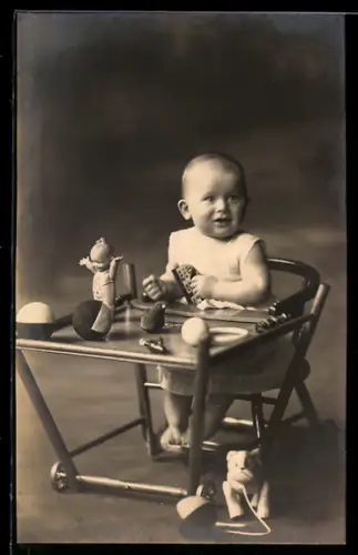 Foto-AK Kleinkind mit Puppe, Bällen, Stoffhund