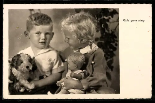 AK Mädchen mit Puppe und Junge mit Plüschhund sind sich nicht einig