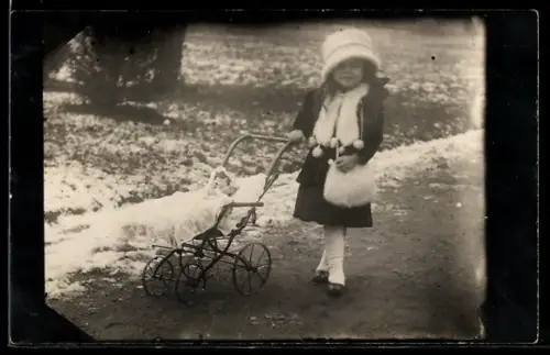 Foto-AK Mädchen fährt seine Puppe im Puppenwagen spazieren