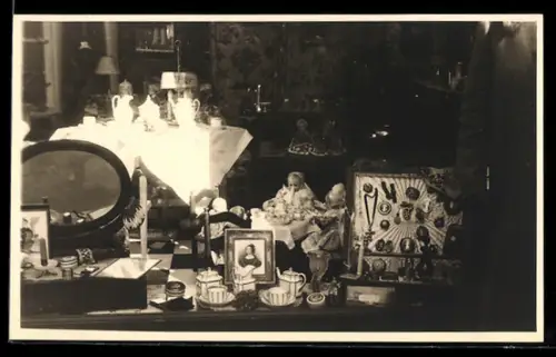 Foto-AK Schaufensterdekoration mit Puppen an der kleinen Kaffeetafel