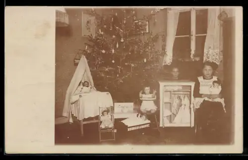 Foto-AK Kinder spielen mit den Puppen unter dem Weihnachtsbaum