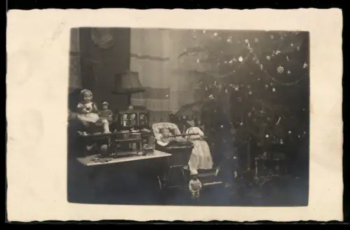 Foto-AK Puppen und Geschenke unter dem Weihnachtsbaum