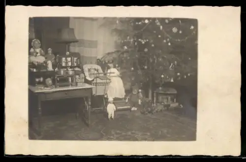 Foto-AK Geschenke und Puppen unter dem Weihnachtsbaum