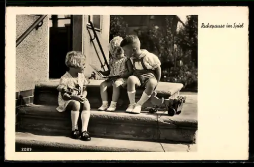 AK Mädchen sitzt mit seiner Puppe und den Freunden vor dem Haus, Ruhepause im Spiel