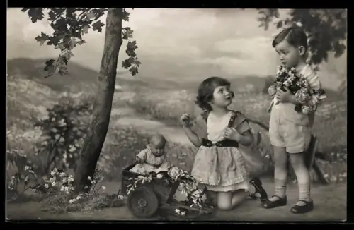 AK Mädchen mit Puppe sieht den Jungen mit den Blumen fragend an