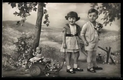 AK Mädchen und Junge machen einen Spaziergang mit der Puppe