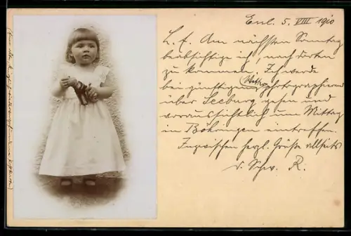 AK Kleines Mädchen hält eine Puppe in den Händen