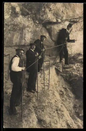 Foto-AK Bergsteiger auf einem Weg