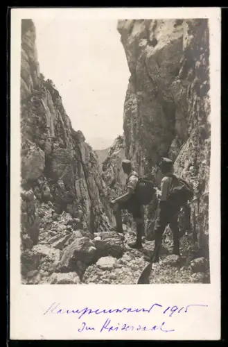 Foto-AK Bergsteiger sehen in eine Schlucht