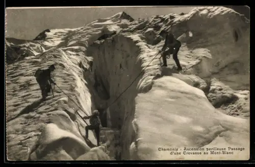AK Chamonix, Ascension perilleuse Passage d`une Crevasse au Mont-Blanc, Bergsteigen