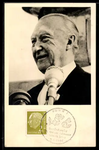 AK Portrait von Konrad Adenauer vor einem Mikrofon