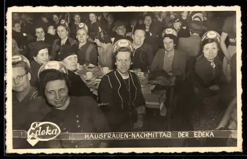 AK Hausfrauen-Nachmittag der Edeka, Frauen mit Werbemützen von Nicco