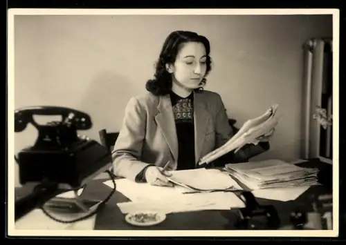 Foto-AK Junge Frau am Schreibtisch mit Telefon