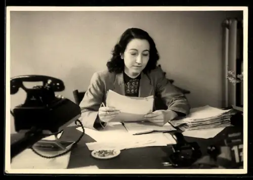Foto-AK Frau am Schreibtisch mit Telefon und Papierkram