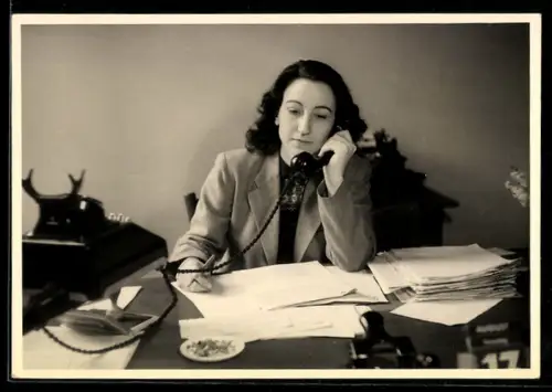 Foto-AK Junge Dame telefoniert am Schreibtisch