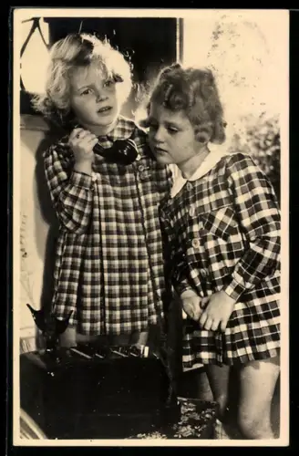 AK Zwei Mädchen mit einem Telefon