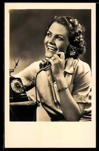 AK Junge Frau am Telefon