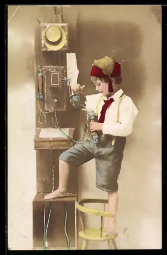 AK Junge giesst Wasser in den Telefonhörer