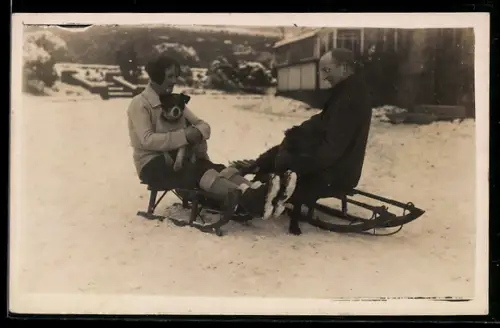 AK Paar auf Schlitten mit einem Hund
