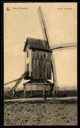 AK Soldaten stehen vor historischer Windmühle