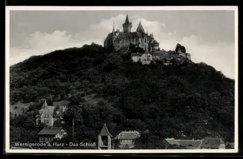 AK Wernigerode a. H., Schloss mit Gebäudepanorama u. Turm unterhalb