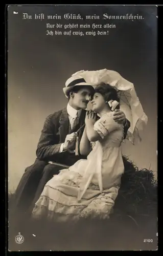 Foto-AK NPG Nr. 2100: Elegantes Paar in inniger Umarmung unter einem Regenschirm