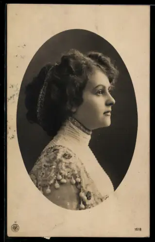 Foto-AK NPG Nr. 1618: Hübsche Frau im Profil